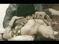 স্বর্ণকেশী একটি কালো ...